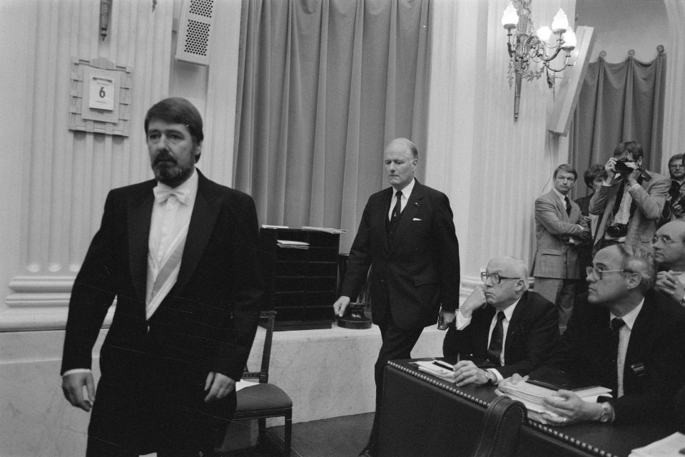 Minister van Defensie Van Eekelen afgetreden Van Eekelen (m) komt Tweede Kamer , Bestanddeelnr 934-3066