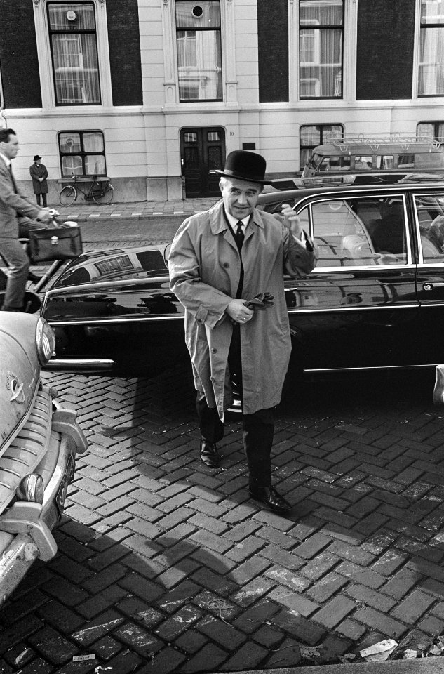 Minister van Defensie Piet de Jong (KVP) arriveert bij het kantoor van formateur, Bestanddeelnr 919-7272
