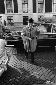 Minister van Defensie Piet de Jong (KVP) arriveert bij het kantoor van formateur, Bestanddeelnr 919-7272