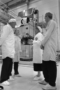 Minister Smit Kroes stelt Cleanroom 16 in gebruik in Fokker Space systems link, Bestanddeelnr 933-8982