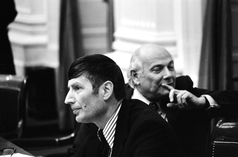 Minister van Justitie Van Agt en minister-president Den Uyl (rechts), Bestanddeelnr 927-9679