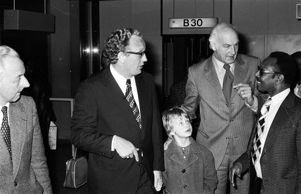 Minister Van Kemenade terug op Schiphol uit Paramaribo, Bestanddeelnr 927-7175