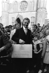 Minister van Financiën Ruding met het miljardenkoffertje op het Binnenhof, Bestanddeelnr 932-7071