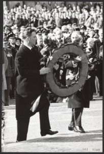Minister-presidenten, kransleggingen, dodenherdenkingen, Marijnen, Victor, Bestanddeelnr 084-0109