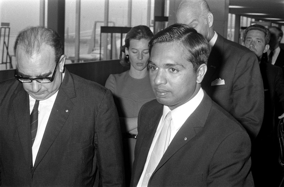 Minister van Landbouw van Suriname dr. J. Sewrajsingh arriveert op Schiphol. Sew, Bestanddeelnr 922-8365
