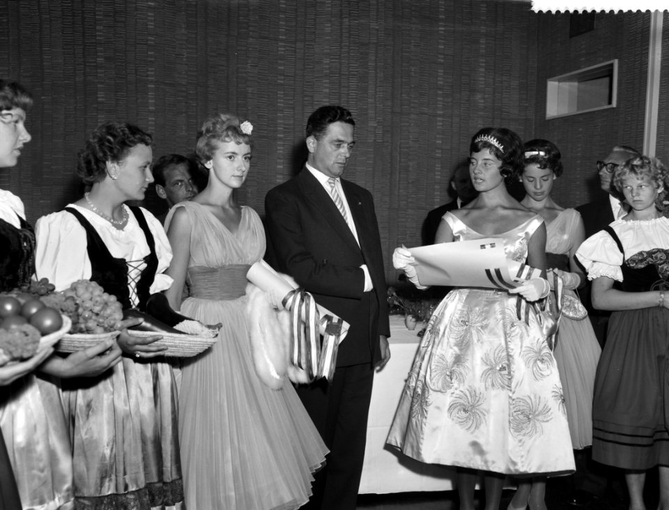 Minister van Landbouw mr. V. G. M. Marijnen ontvangt de druivenprinses, Minister, Bestanddeelnr 910-6407
