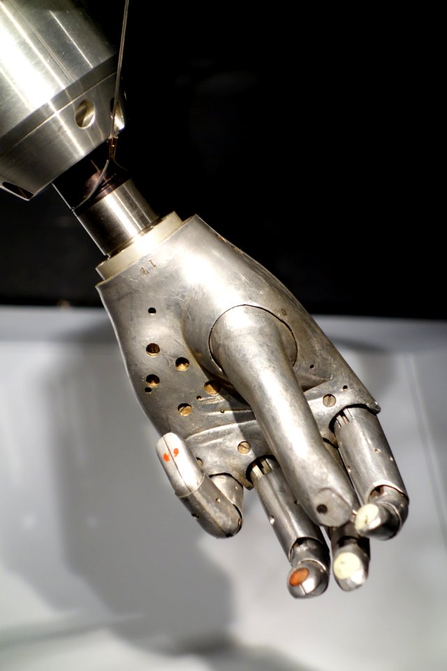 Minsky's robot arm, late 1960s, view 3 - MIT Museum - DSC03764