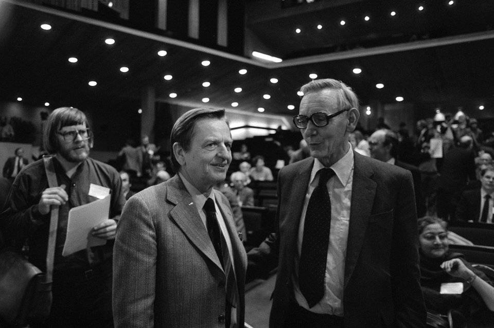 Minister Van der Stoel (PvdA, rechts, Buitenlandse Zaken) met Olof Palme (links), Bestanddeelnr 931-8203