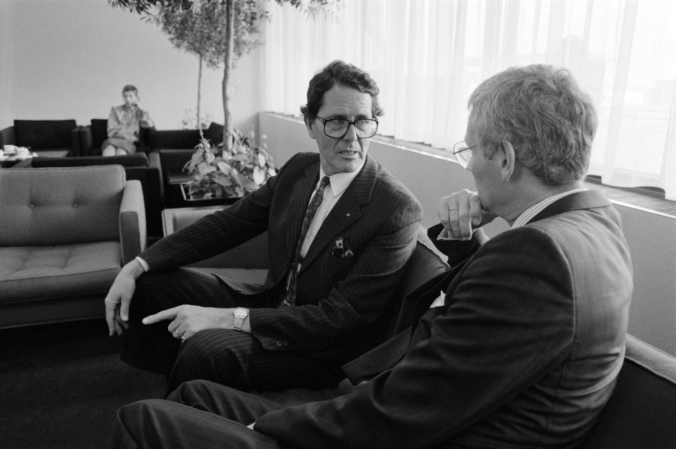 Minister van den Broek in gesprek met de teruggeroepen ambassadeur Holak van Ira, Bestanddeelnr 934-4081