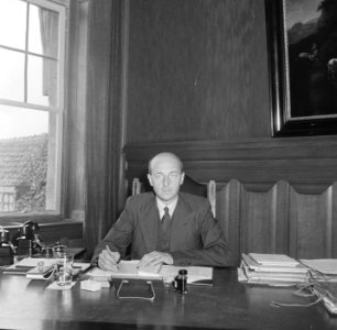 Minister Sicco Mansholt in zijn werkkamer op het ministerie van Landbouw, Bestanddeelnr 900-8706