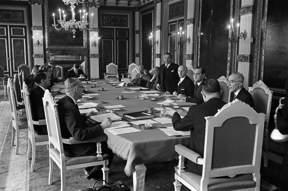 Ministerraad bijeen in de Treveszaal Den Haag , achter tafel v.l.n.r. Bakker, Wi, Bestanddeelnr 920-2137