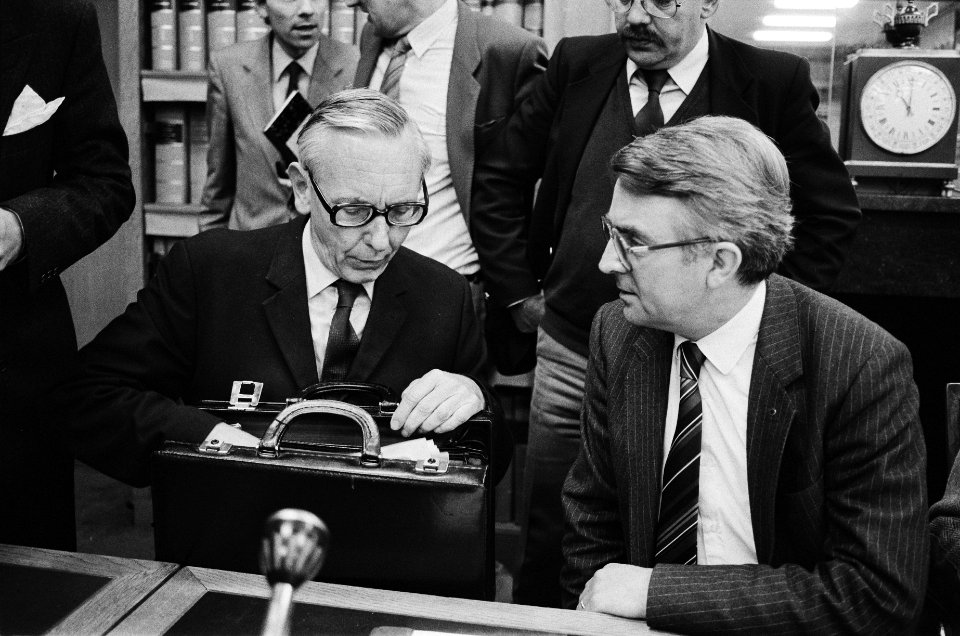 Minister Van der Stoel biedt het rapport over de moord op de vier Nederlandse jo, Bestanddeelnr 932-1037