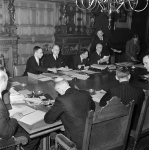Ministerraad in vergadering. Vlnr. secretaris van de ministerraad P. Sanders, mi, Bestanddeelnr 900-8596