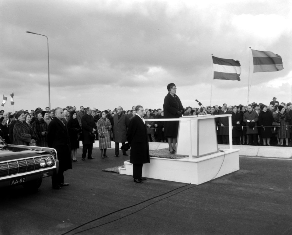 Met een druk op de knop opent koningin Juliana de brug officieel voor het verkee, Bestanddeelnr 917-3953