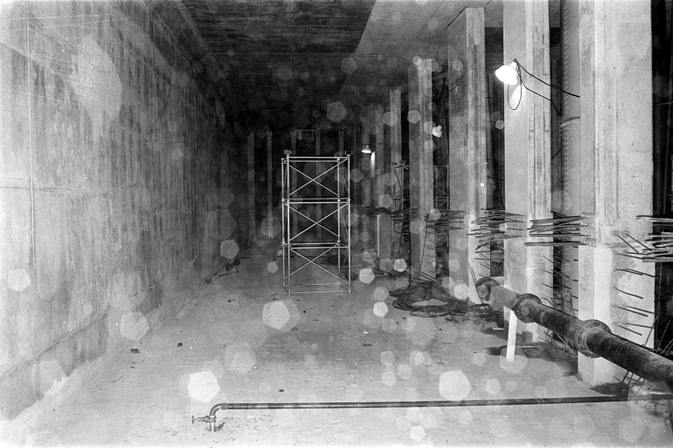 Metrobouw Amsterdam, afzinken van caisson Waterlooplein gehinderd door oude walm, Bestanddeelnr 925-2829