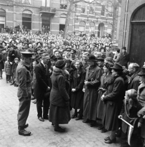 Middelburg De vorstin onderhoudt zich met enkele vrouwen uit de bevolking. Wedu, Bestanddeelnr 900-4086