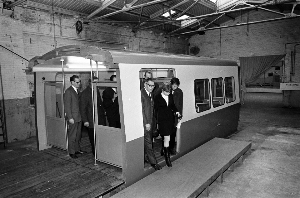 Metro, GVB neemt proeven met houten model het in- en uitstappen, Bestanddeelnr 921-8666