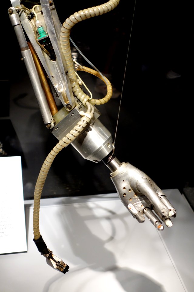 Minsky's robot arm, late 1960s, view 2 - MIT Museum - DSC03759