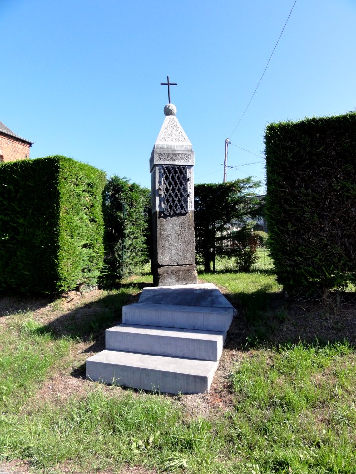 Mecquignies (Nord, Fr) chapelle avec petite croix
