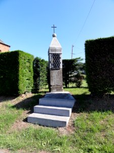 Mecquignies (Nord, Fr) chapelle avec petite croix