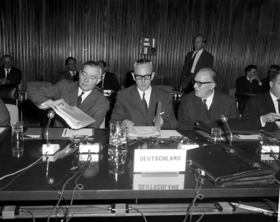 Ministerraad van de EEG te Brussel bijeen gekomen Duitse delegatie in midden Hu, Bestanddeelnr 915-9123