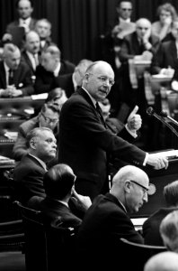 Minister Vondeling van Financiën tijdens zijn rede, Bestanddeelnr 918-3133