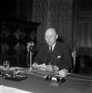 Minister-president W. Schermerhorn voor de radiomicrofoon, Bestanddeelnr 900-9087