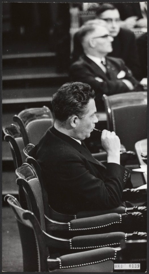 Minister-presidenten, tweede kamer, vergaderingen, Marijnen, Victor, Bestanddeelnr 084-0139