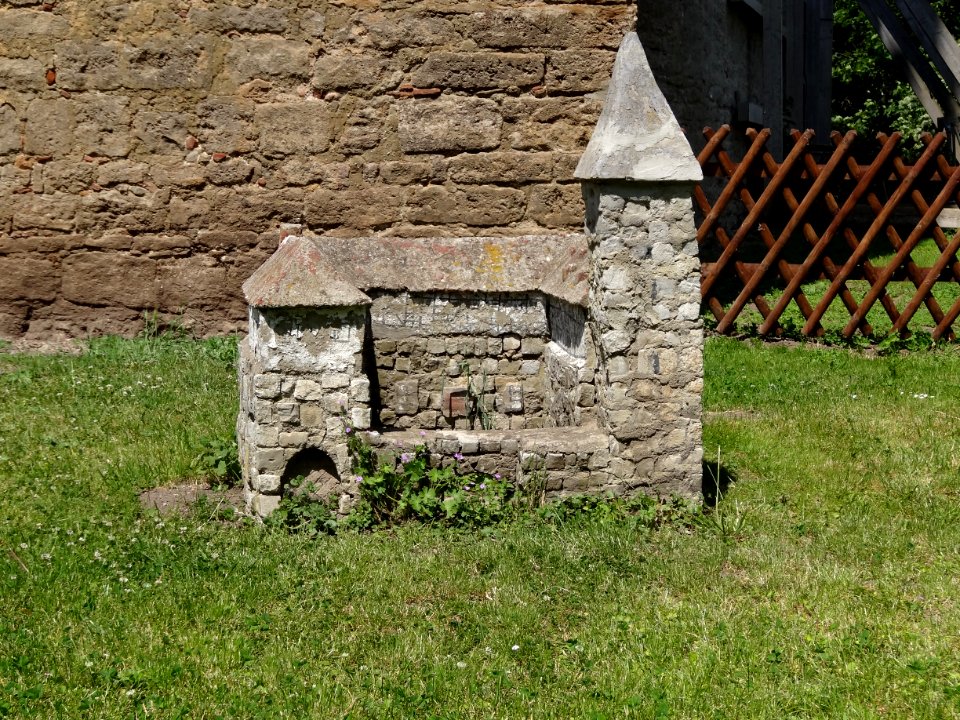 Minitur der Wasserburg Niederroßla neben der Wasserburg Niederroßla