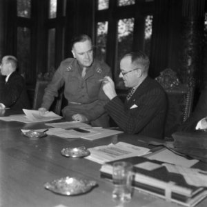 Ministerraad Generaal-majoor Kruls (links) Bevelhebber Militair Gezag in gesp, Bestanddeelnr 900-8592
