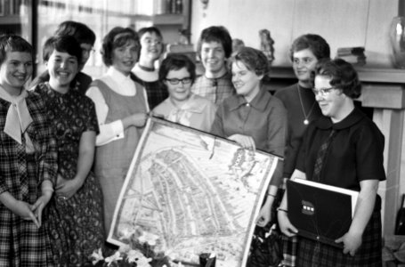 Middelbare school biedt Prinses Marijke een album aan, Bestanddeelnr 913-7788