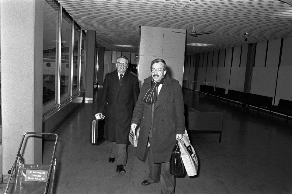 Meijer (PvdA) en Ter Beek (voor, PvdA) op Schiphol, Bestanddeelnr 931-8476