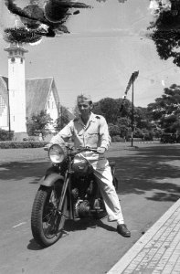 Militair op motorfiets op Burg. Bisschopplein te Batavia, Bestanddeelnr 6814