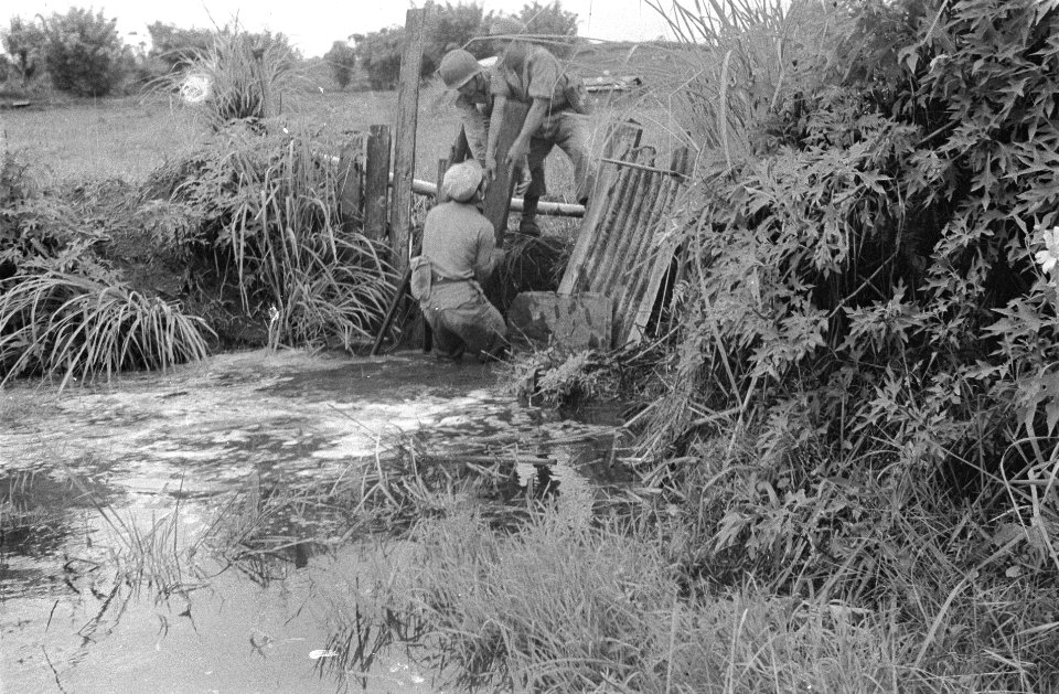 Medan-Brastagi zuiveringsactie in het Medangebied. Door het afdammen van bergbe, Bestanddeelnr 3734