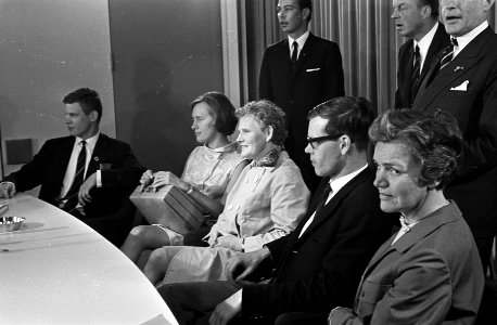 Medisch team Rode Kruis naar Nigeria. Dr. C. M. Dijkhuis , zr. M.G. van der Wal , Bestanddeelnr 921-5104