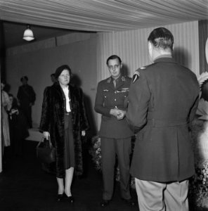 Medaille-uitreiking aan Prins Bernhard op de RAF-tentoonstelling, Bestanddeelnr 900-9898
