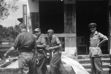 Medan kolonel P. Scholten, commandant van de Z-Brigade en troepencommandant van, Bestanddeelnr 326-5-2