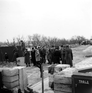 Minister Attlee vergezeld door Britse, Canadese, Amerikaanse en Nederlandse mili, Bestanddeelnr 900-2345