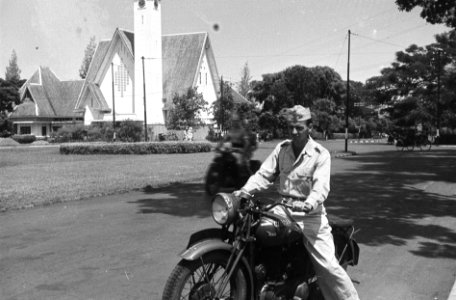 Militair op motorfiets op Burg Bisschopplein te Batavia, Bestanddeelnr 6815