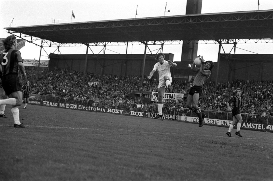 Meijer kopt de bal in de handen van keeper Van der Roer, Bestanddeelnr 928-1186