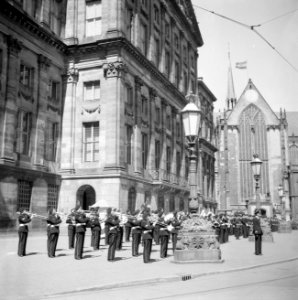 Militair muziekkorps tijdens uitvoering voor het Koninklijk Paleis rechts de Ni, Bestanddeelnr 255-9155