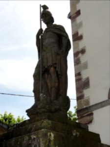 Mignéville (M-et-M) statue A devant église