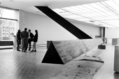 Minimal Art in Haags Gemeentelijk Museum. Rohert Grosven ontwerp deze hangende b, Bestanddeelnr 921-1794
