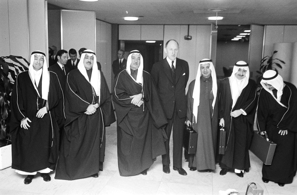 Minister Al Sakhaf (tweede van links) en minister Luns (derde van links) te mid…, Bestanddeelnr 924-4292