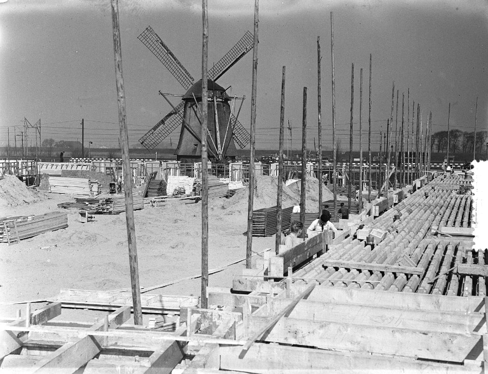 Molen in verdrukking tussen nieuwbouw in Amsterdam-West, Bestanddeelnr 905-6316