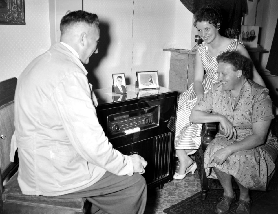 Moeder en verloofde Daan de Groot bij radio, Bestanddeelnr 907-8993