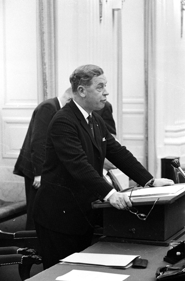 Mr. F. J. F. M. van Thiel voorzittersambt aanvaard in Tweede Kamer . Minister Vi, Bestanddeelnr 914-7682