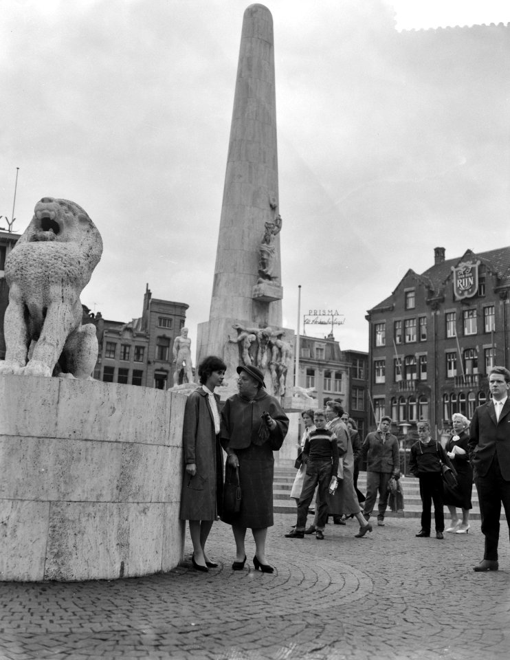 Millie Perkins bij het Nationaal Monument op de Dam, Bestanddeelnr 910-4001