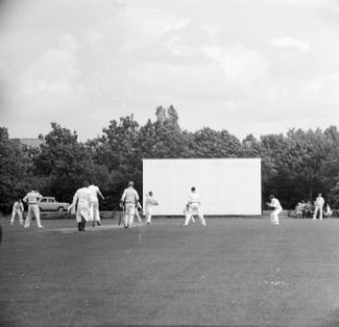 Moment cricketwedstrijd VRA tegen VOC Frans Spits werd uitgevangen, Bestanddeelnr 914-1479