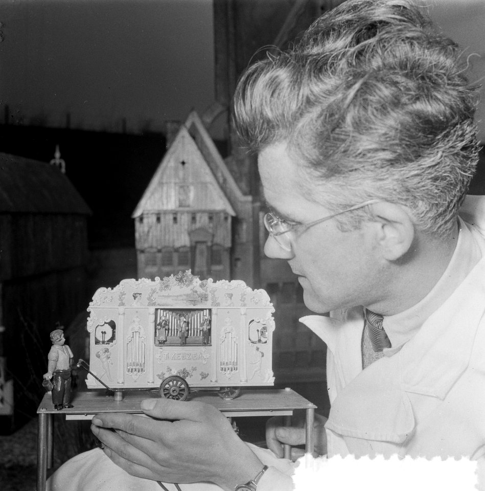 Miniatuurstad Madurodam gaat 7 april open Het Pierement met schilder Jacques H, Bestanddeelnr 906-3509